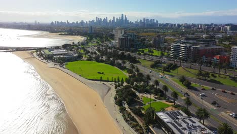 Imágenes-Aéreas-Panorámicas-De-La-Playa-De-St-Kilda,-Al-Sur-Del-Distrito-Central-De-Negocios-De-Melbourne.