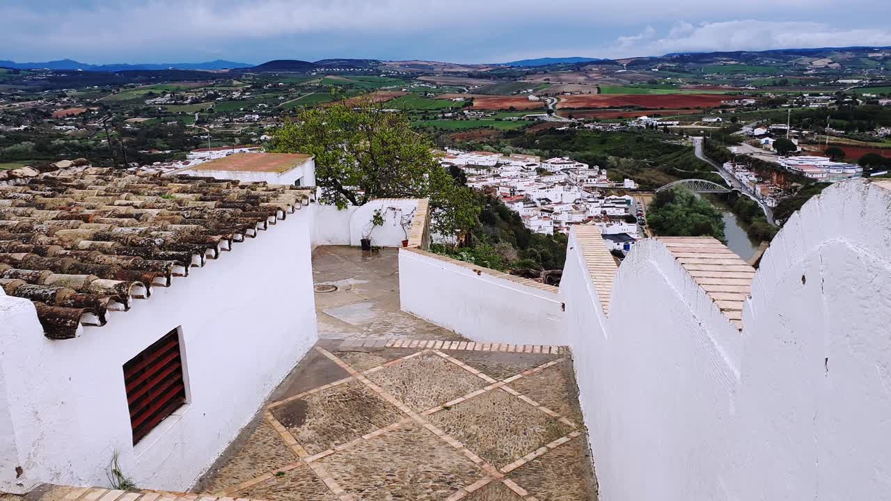 vista a lo largo de paredes blancas y el valle de arcos de la frontera un famoso pueblo blanco de andalucía, españa