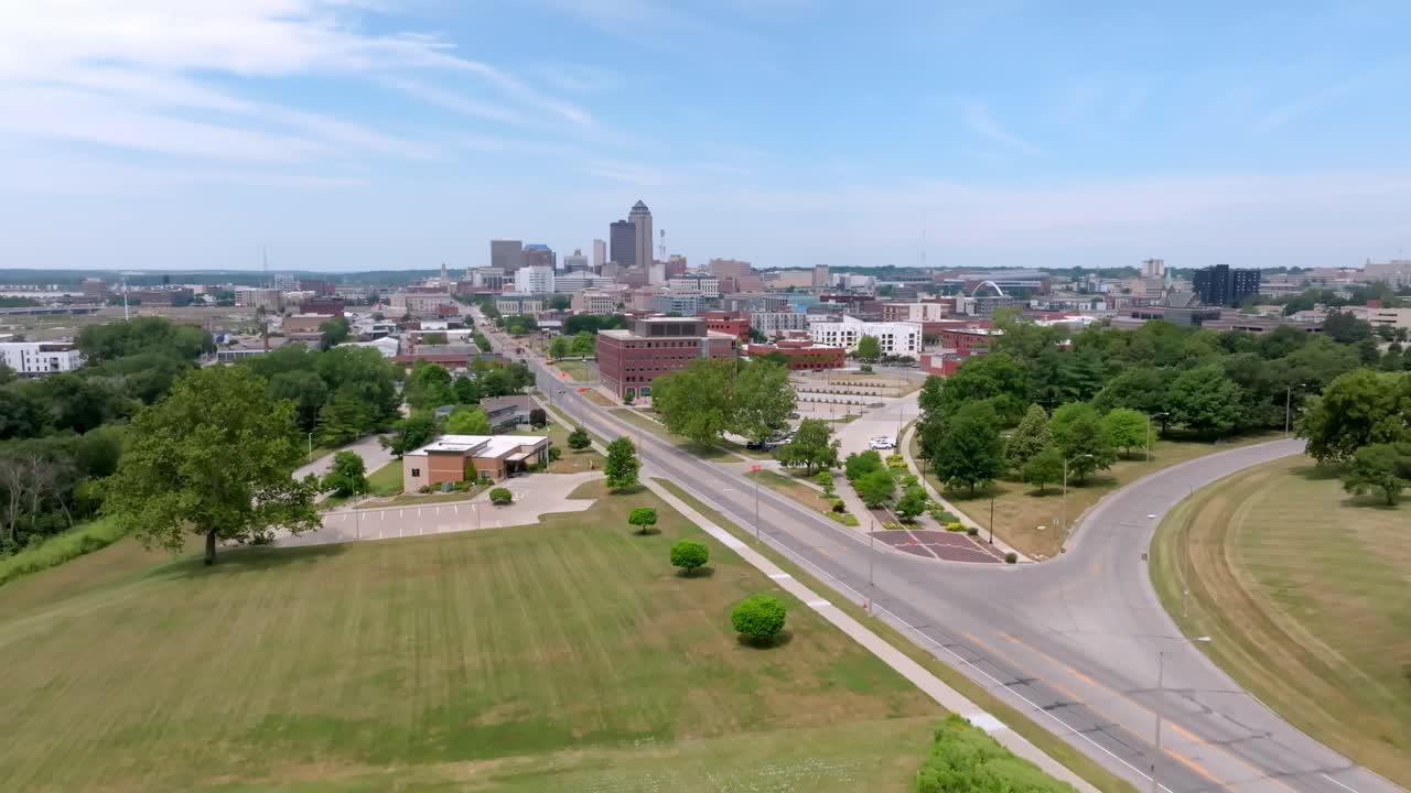 rompiendo el silencio monumento en des moines, iowa con un video de avión no tripulado que se mueve para revelar el horizonte de des moines, iowa