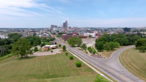 Denkmal-Der-Erschütternden-Stille-In-Des-Moines,-Iowa,-Mit-Einem-Drohnenvideo,-Das-Sich-Nach-Oben-Bewegt,-Um-Die-Skyline-Von-Des-Moines,-Iowa,-Freizugeben