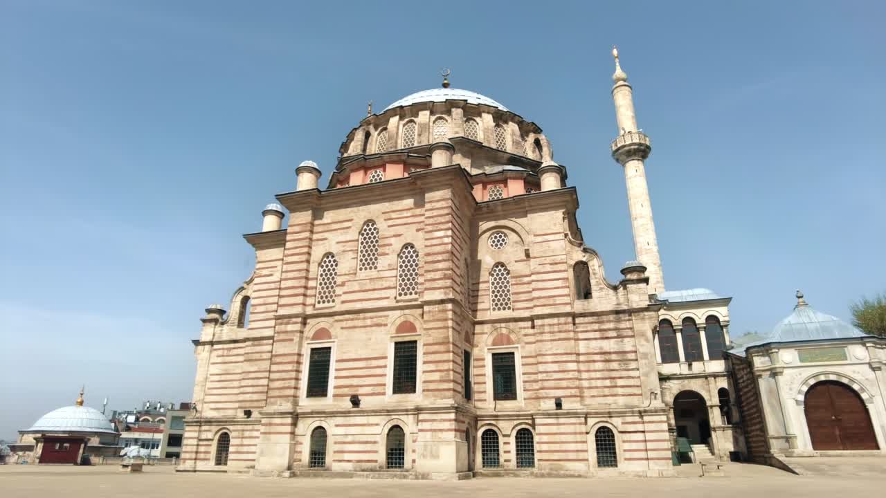 vista de la fachada de una mezquita, edificios a su alrededor en estambul, turquía
