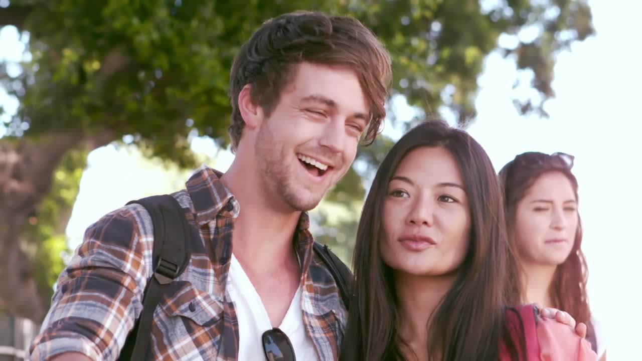 히프스터 행복한 친구들이 함께 무언가를 가리키고