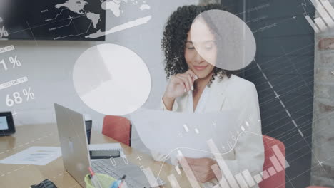 mujer de negocios revisando documentos en el escritorio con animación de análisis de datos superpuesta