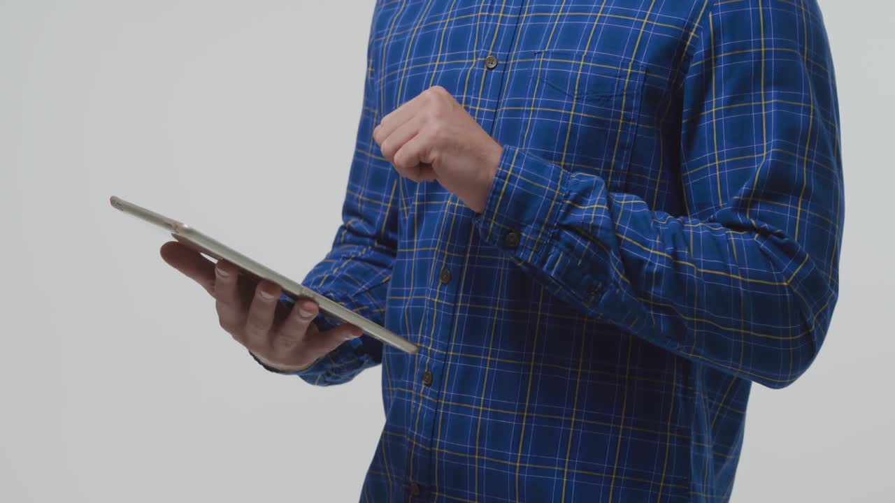 태블릿을 사용하는 남자