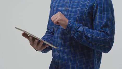 hombre que usa tabletas