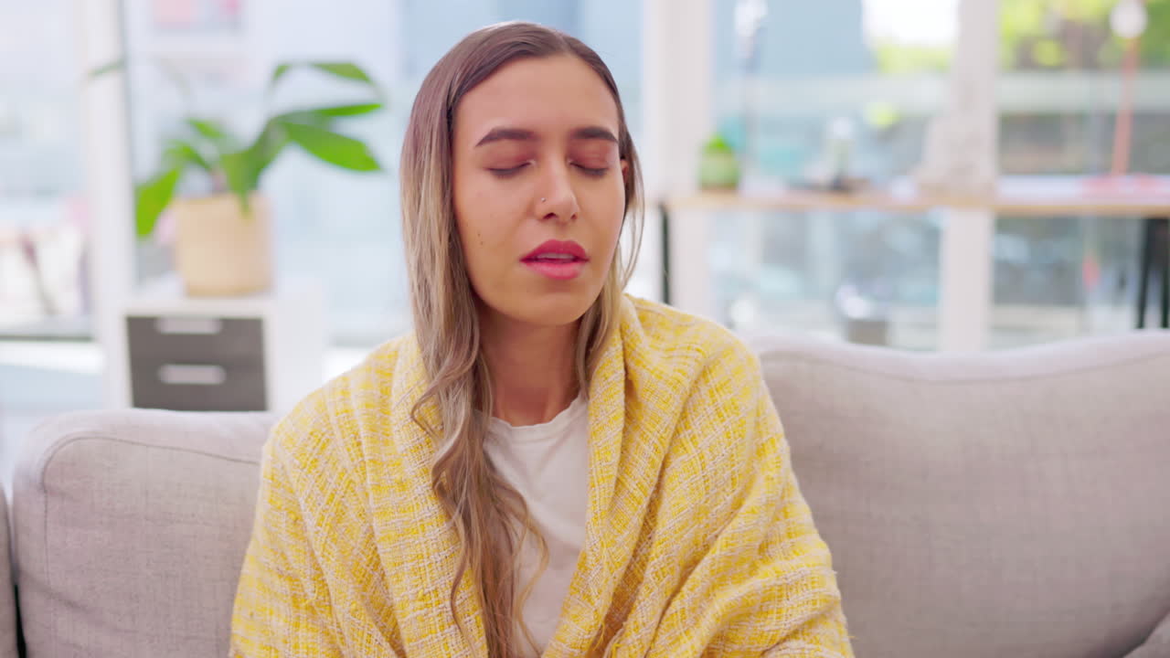 mujer, tejido y estornudo de la nariz para el resfriado