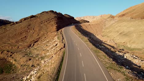 vista de la carretera en darbandikhan, kurdistanregion, irak. entre montañas