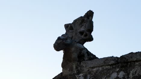 gárgola de piedra en la iglesia de santa maría de feá, toén, españa