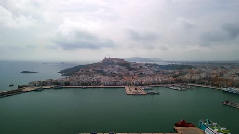 Famoso-Casco-Antiguo-En-La-Montaña-Con-Castillo-Y-Fortaleza