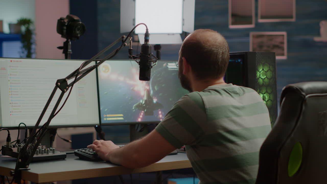 streamer realizando un videojuego de disparos espaciales en una poderosa computadora rgb