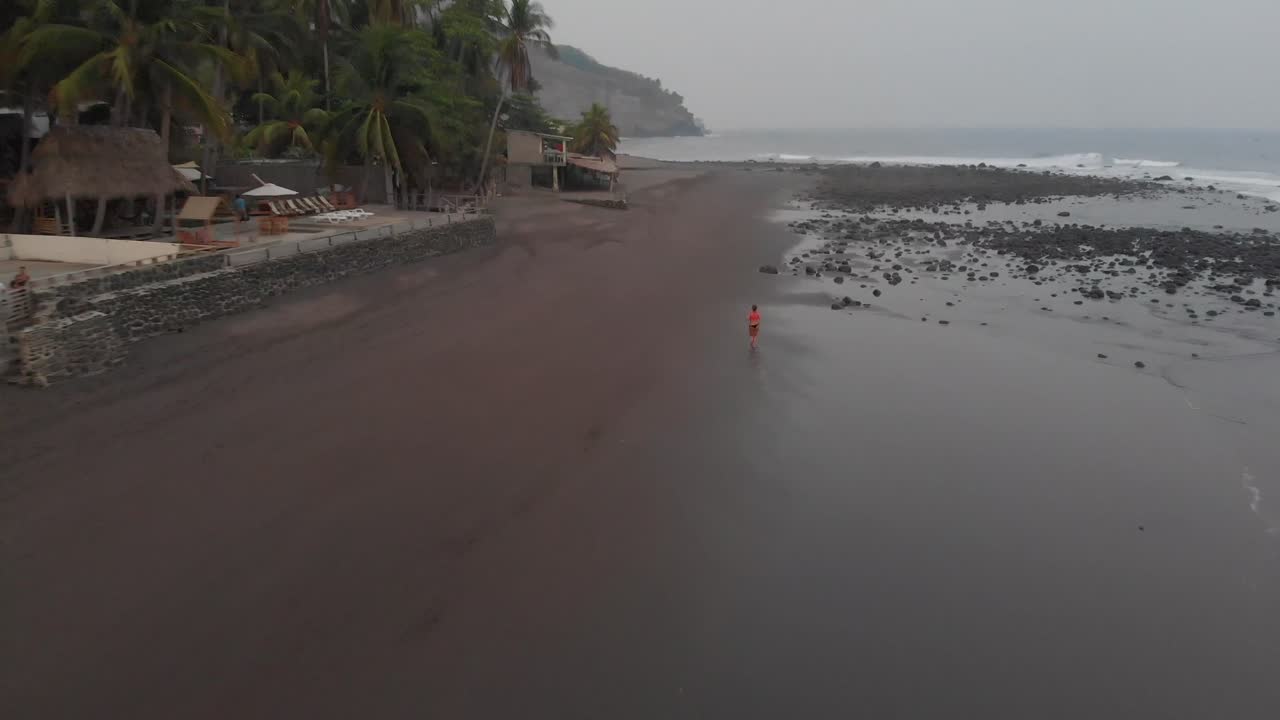 Jogging su una spiaggia deserta a El Salvador.