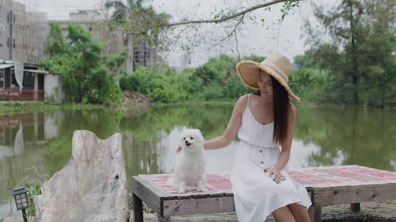 포메라니아 개와 아시아 여성 야외