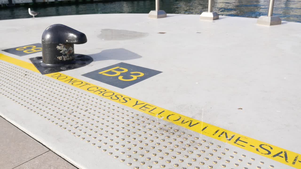 zona de atraque con boya de amarre e instrucciones