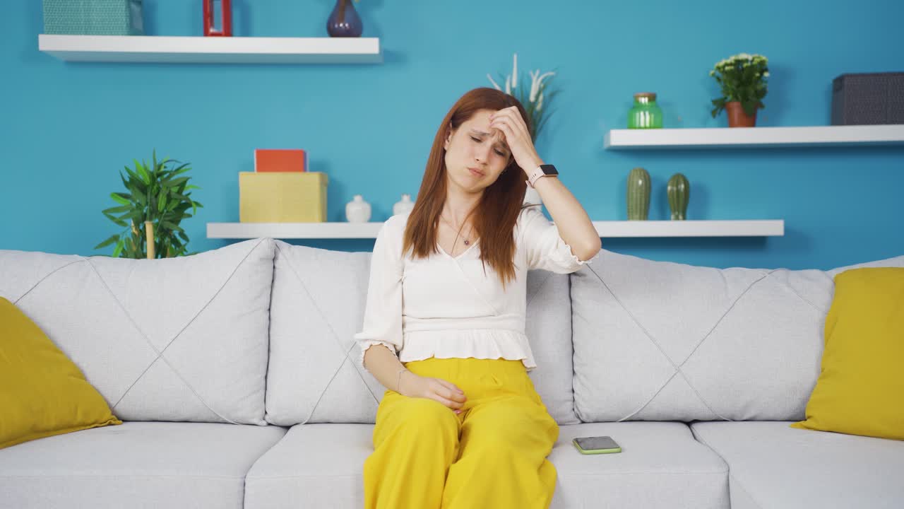 비관적인 젊은 여자는 집에서 혼란스럽습니다.