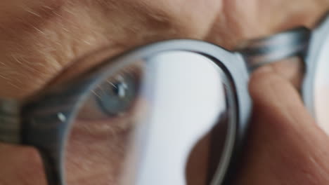 ojos macro de cerca anciana con gafas visión sana concepto de optometría