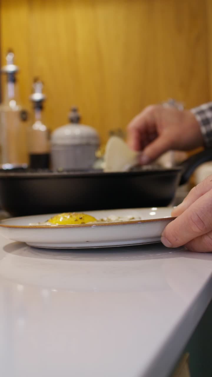 cocinando un huevo frito