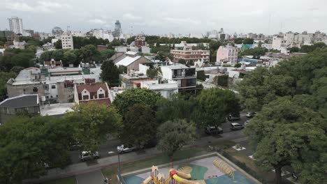 Vista-Aérea-Sobre-El-Paisaje-Urbano-De-Villa-Ortuzar,-Plaza-De-La-Ciudad-De-Buenos-Aires-Barrio-Chacarita