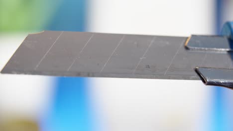 primer plano de una cuchilla de utilidad que se extiende, con un enfoque en el diseño segmentado, que simboliza la precisión, la versatilidad y la eficiencia en las tareas de corte para artesanías, envases y proyectos diy.