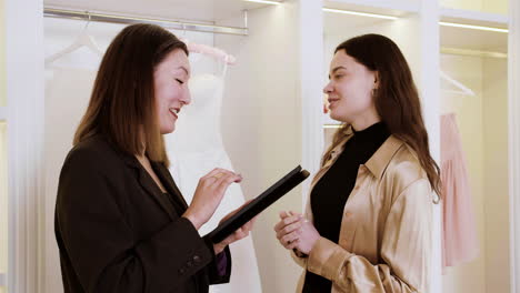 y mujer caucásica asiática en la tienda de vestidos de novia