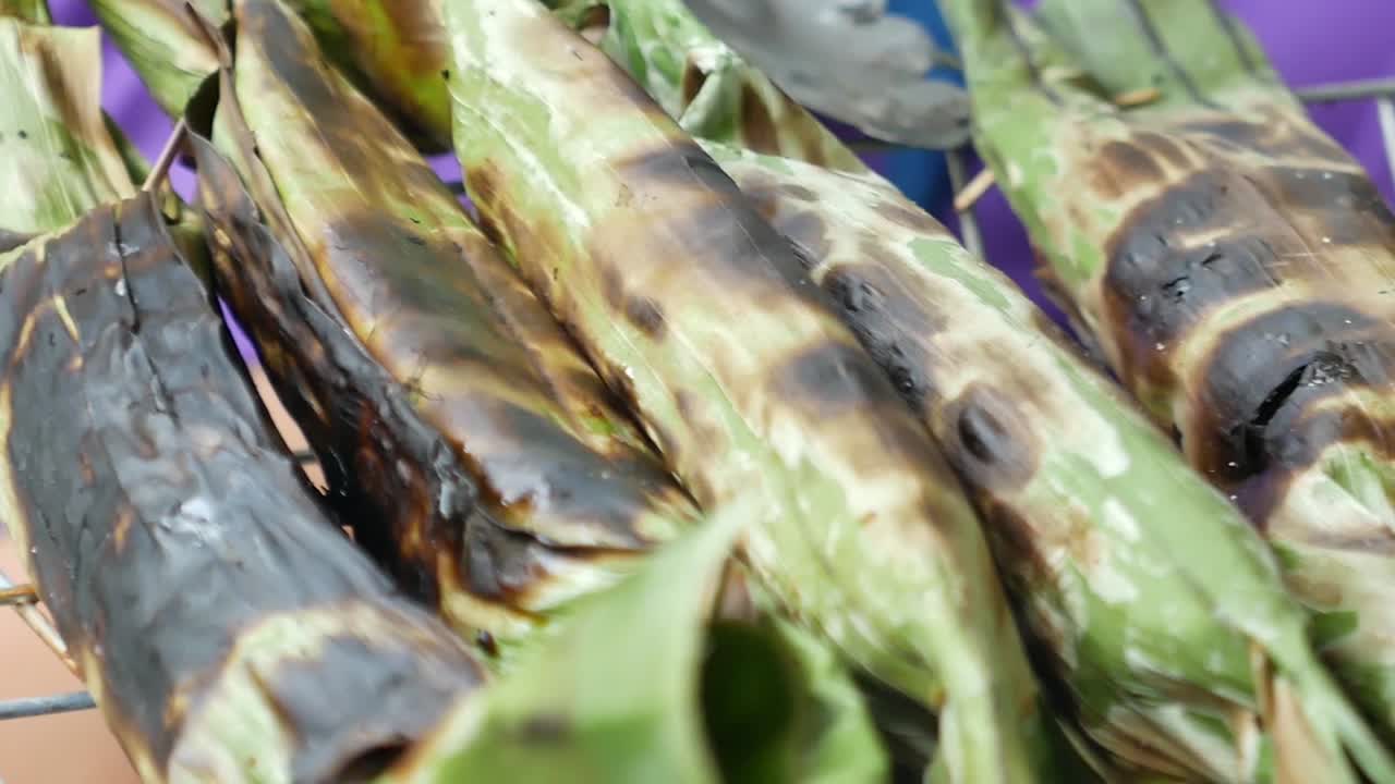 el pastel de pescado al curry a la parrilla con carbón de tradición tailandesa es una de las famosas comidas callejeras tailandesas que se venden en la ciudad costera