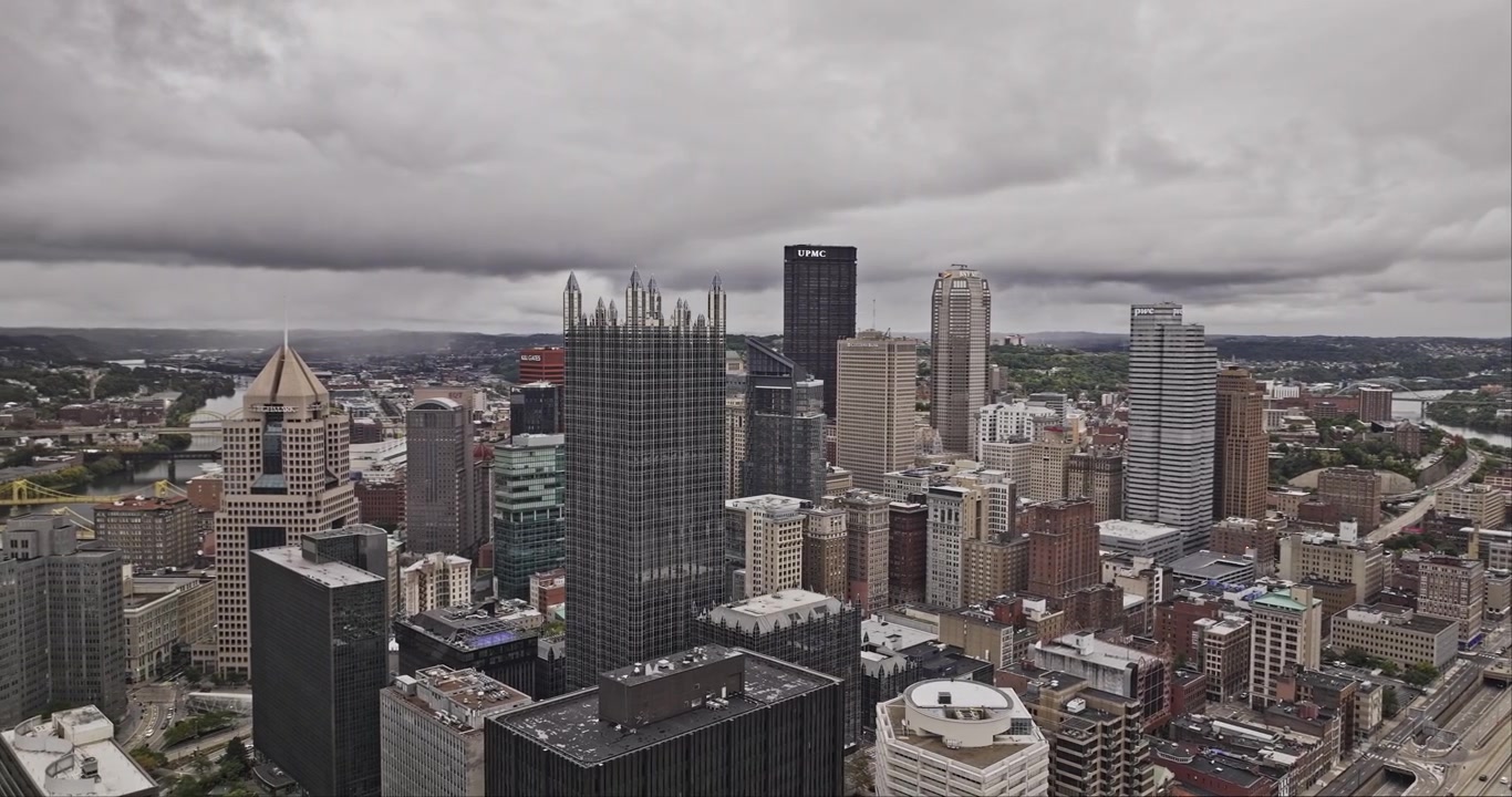 Pittsburgh Pennsylvania luftfoto v94 lavt overskyet overflyvning over Downtown mod floderne og South Shore – Optaget med Mavic 3 Pro Cine – 24. september 2023