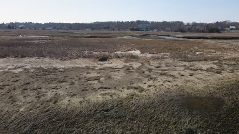 Bajo-Vuelo-Aéreo-Sobre-Pantano-En-Invierno-En-Scituate-Ma