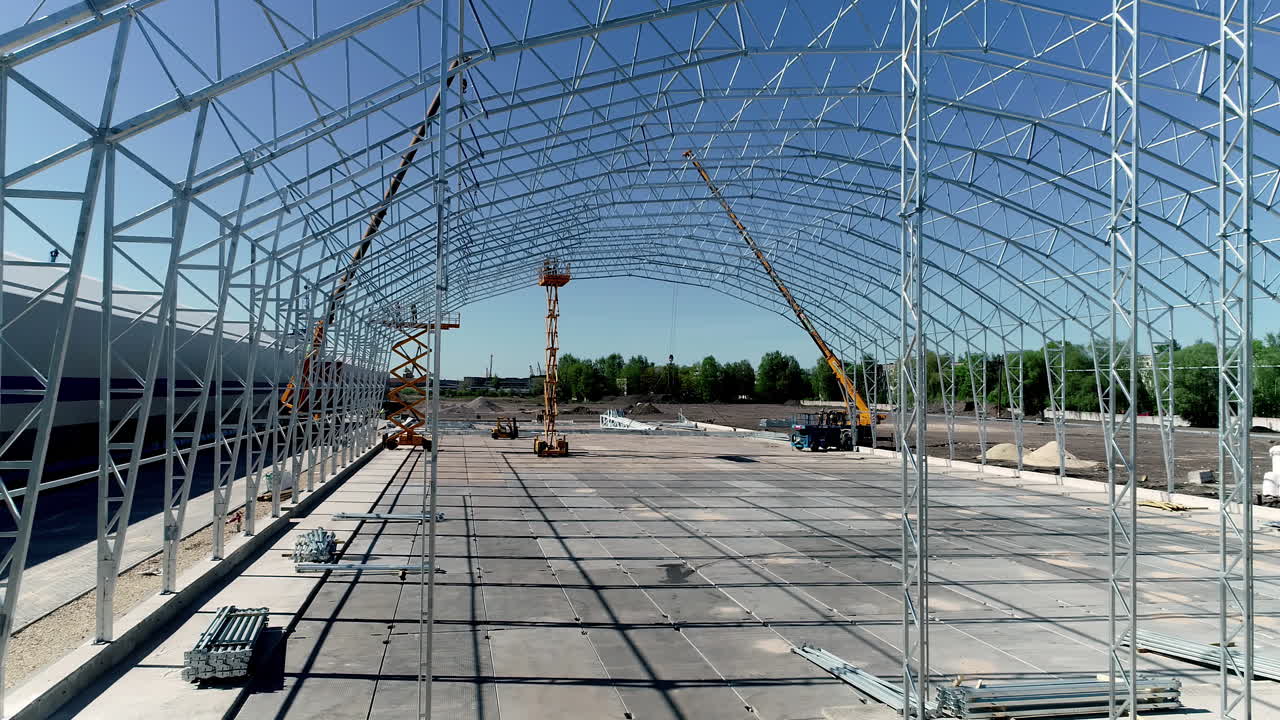 marco metálico para un enorme almacén - revelación aérea de retroceso