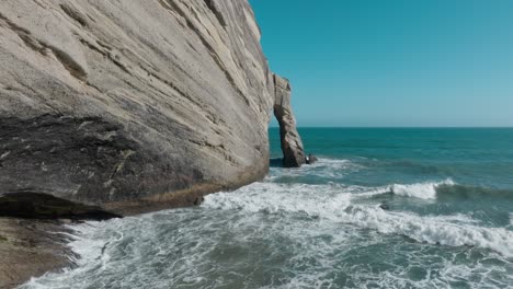 뉴질랜드 아오테아로아 (aotearoa) 의 남섬에서 가장 북쪽 지점인 케이프 바이웰 헤드랜드 (cape farewell headland) 의 독특한 해안 암석 형성의 근접 사진