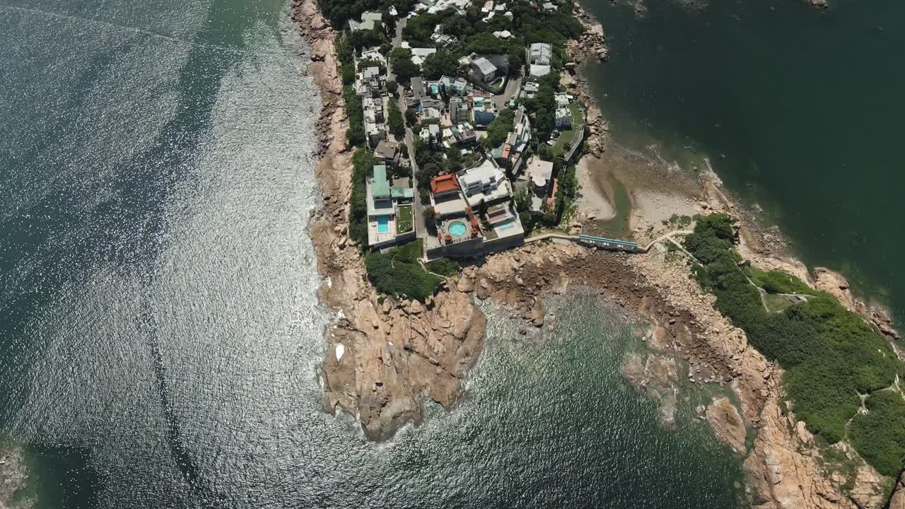 shek o, hong kong, 무인 항공기보기에있는 섬의 고급 빌라와 바위 해안