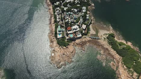 Villas-De-Lujo-Y-Costa-Rocosa-De-La-Isla-En-Shek-O,-Hong-Kong,-Vista-De-Drones