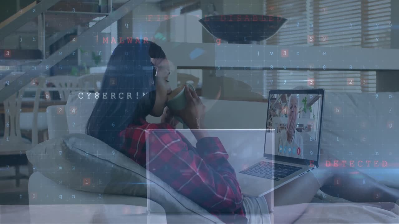 animación de escaneo, crimen cibernético sobre mujer biracial haciendo una videollamada en computadora portátil