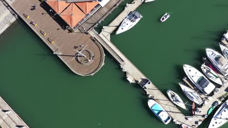 Blick-Von-Oben-Nach-Unten-Auf-Das-Dock-Und-Den-Hafen-Mit-Booten,-Die-An-Einem-Sonnigen-Tag-Am-Jack-London-Square-Angedockt-Sind