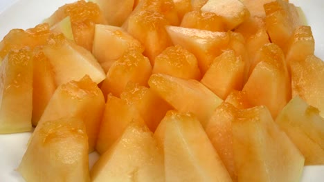exótico fruto de melón en primer plano. melón en rodajas sobre un fondo blanco
