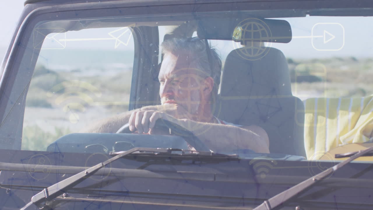Uomo alla guida di un'auto, con icone di rete digitale animate che si sovrappongono al parabrezza.