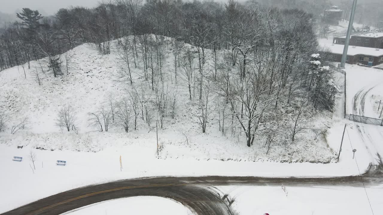 근처의 정수장 위로 솟아오르는