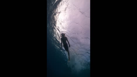 Vertikales-Video-Eines-Tauchenden-Mannes,-Aufgenommen-Unter-Wasser