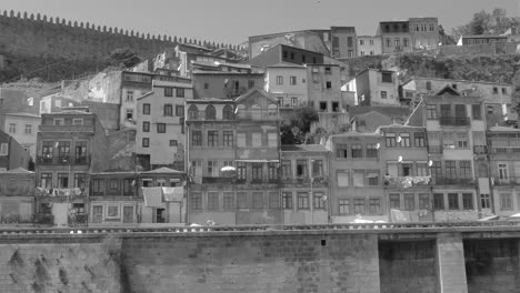 Vista-En-Blanco-Y-Negro-De-Los-Edificios-Frente-Al-Río-De-La-Ciudad-De-Oporto-En-Portugal