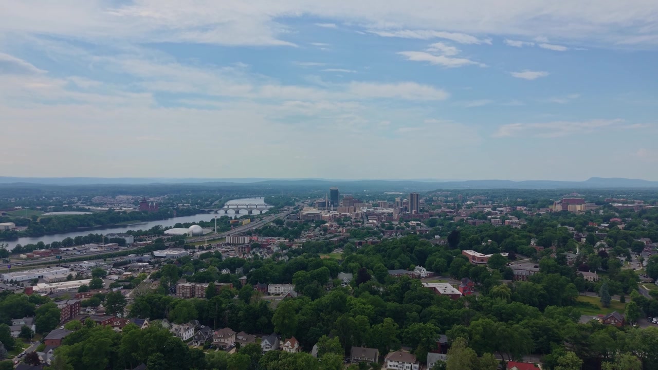 Impresionante panorama a distancia con dron del horizonte de la ciudad de Springfield con el entorno de la Autopista 91 y conexiones de puentes, Massachusetts, EE. UU.
