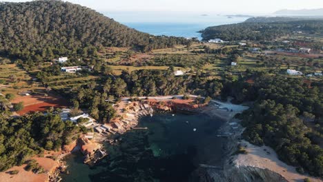 Hermosa-Ciudad-Costera-De-Pou-D&#39;es-Lleo,-Vista-Aérea-De-Ibiza-Hasta-El-Paraíso