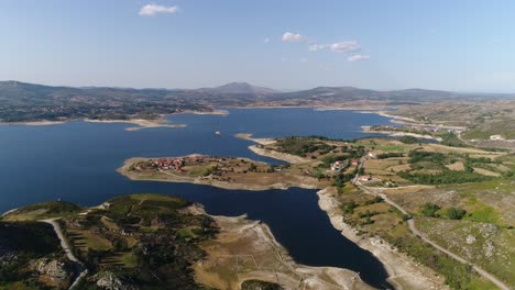 vista de la aldea junto al río