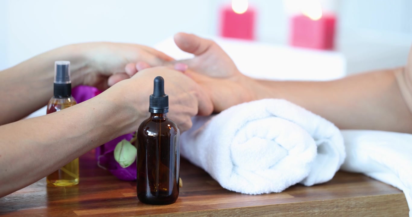 Vivi un massaggio rilassante alle mani con oli aromatici in un ambiente spa sereno