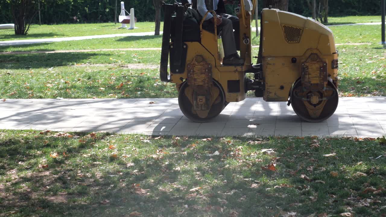 строитель, работающий на ролике на дороге