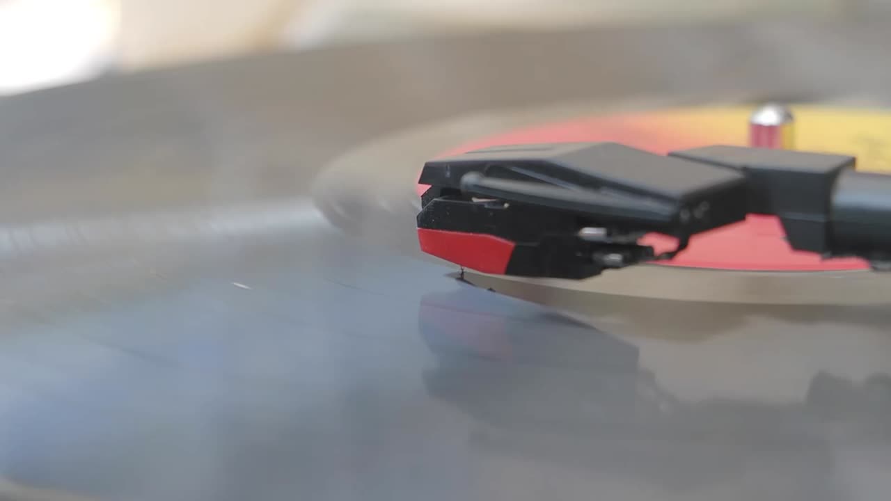 Nærbillede af en vinylpladespiller