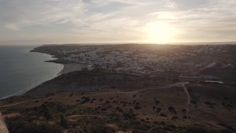 noche en el paisaje urbano de praia da luz desde el mirador de rocha negra - antena