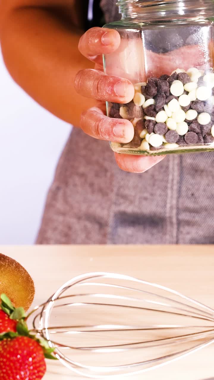 persona que sostiene un frasco de papas fritas de chocolate
