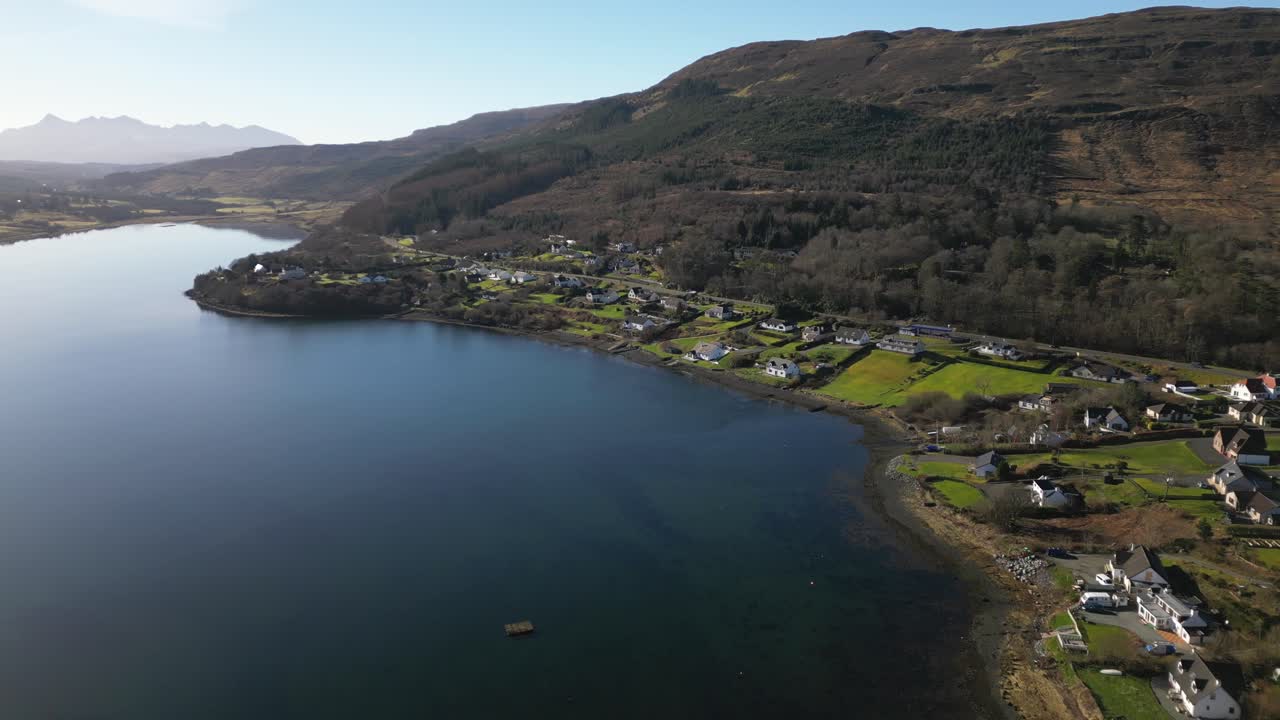 portree is of skye 스코틀랜드의 잔잔한 물 항구를 통한 높은 수준의 비행