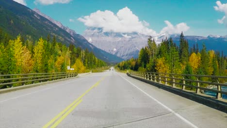 Fantástica-Muñeca-Hacia-Adelante-Gopro-Gran-Tiro-Hacia-El-Monte-Robson-En-La-Carretera-De-Cabeza-Amarilla-En-Bc-En-Canadá-En-Un-Día-Soleado-Rodeado-De-Bosques-Con-árboles-Amarillos-Y-Verdes-Y-Picos-De-Montañas-Y-Automóviles-Conduciendo