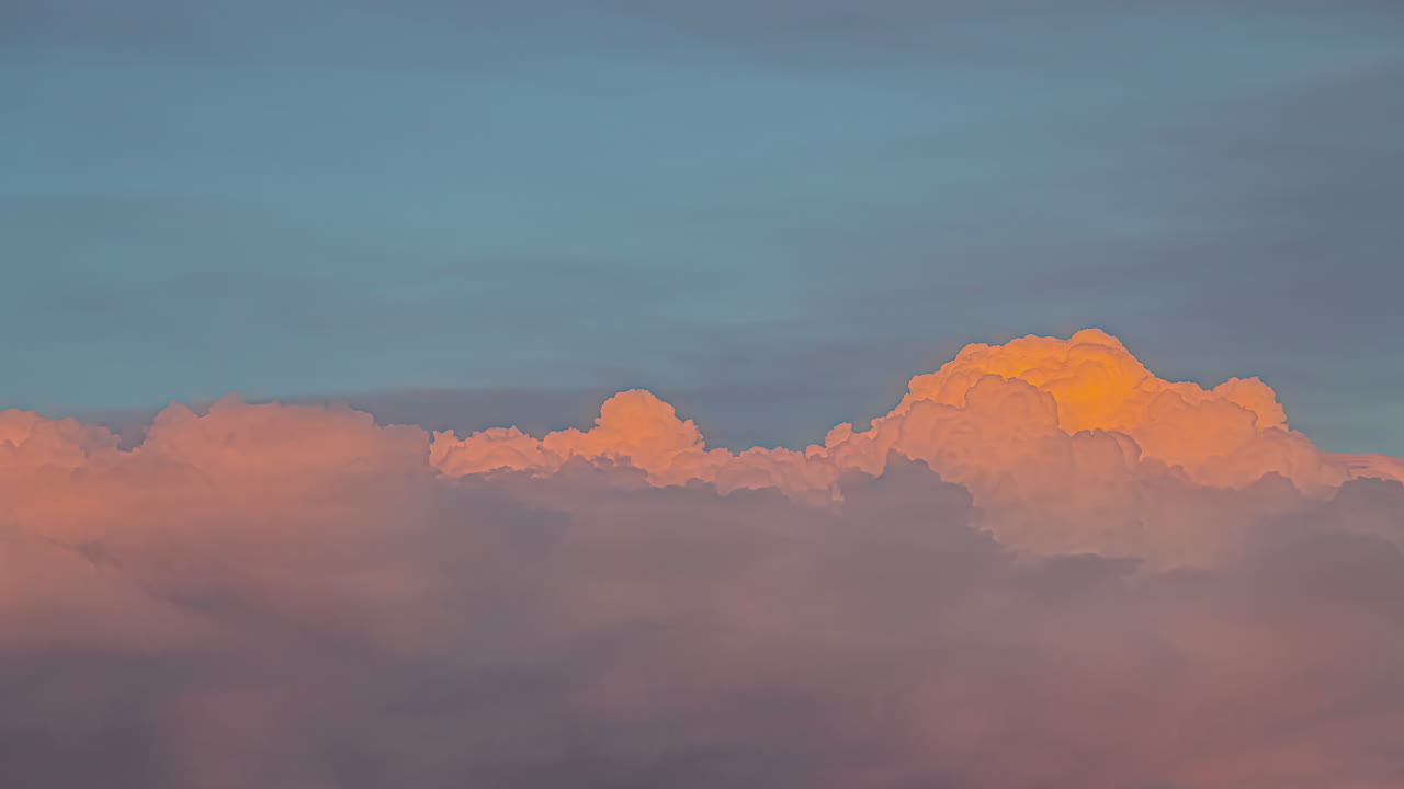 바람에 부드럽게 움직이는 핑크 오렌지 톤의 높은 구름의 시간 경과