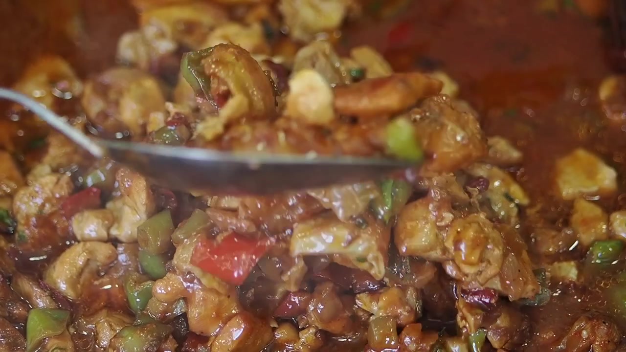 Close-up de Delicioso Ensopado de Frango e Legumes Sendo Mexido