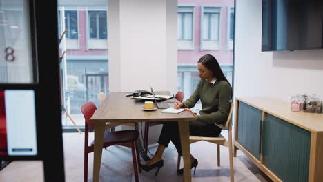 Mujer-De-Negocios,-Trabajando,-En,-Computador-Portatil,-En-El-Escritorio,-En,-Sala-De-Reuniones